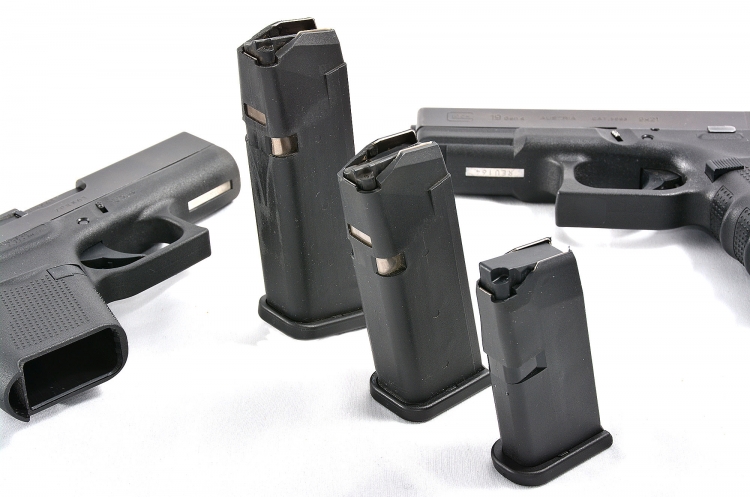 La piccola Glock G43 Slimline I caricatori delle tre sorelle. In alcuni paesi la riduzione dei colpi voluta da particolari imposizioni legali, limita il divario di capacità di fuoco della Glock G43 che ha un caricatore da 6 cartucce