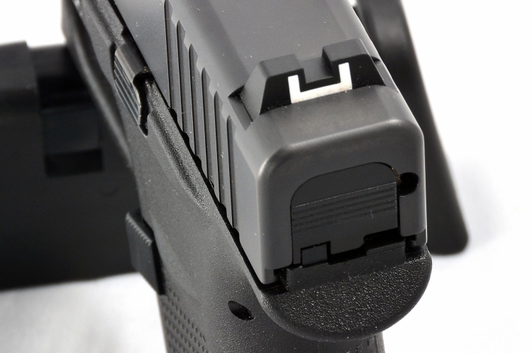 La piccola Glock G43 Slimline La tacca di mira fissa è dotata del contorno bianco di riferimento detto “white outline”