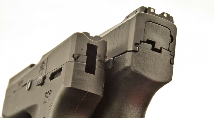 Vista posteriore delle due pistole: a sinistra, nella Taurus PT738 è ben visibile lo scasso all'interno del quale si muove il cane