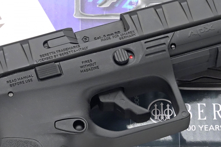 A differenza dell'originale, la replica UMAREX presenta una leva di sicura manuale posizionata sopra il grilletto sul lato destro del fusto