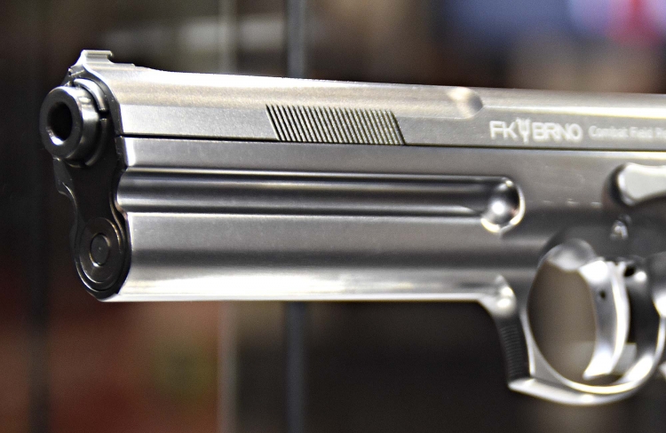 Pistole FK BRNO Combat Field e Sport Field calibro 7,5 FK Il carrello di questa grossa pistola presenta scanalature anteriori e posteriori, e la sede del pistone di smorzamento del rinculo nel fusto è evidente: non si tratta certamente di una “tascabile”...