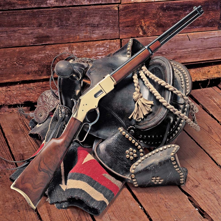 Una replica Uberti della carabina Winchester 1866 con canna tonda da 19"