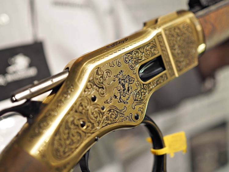 1866-2016: 150 anni di Winchester Un dettaglio delle incisioni sulla cassa del fucile commemorativo Winchester 1866