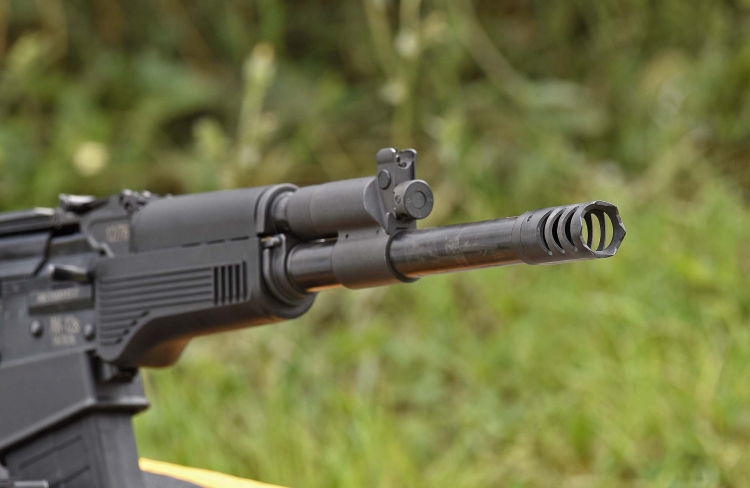Lo S.D.M. AK-12s Tactical presenta un massiccio rompifiamma