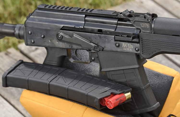 La sicura dello S.D.M. AK-12s Tactical è di tipo AKM