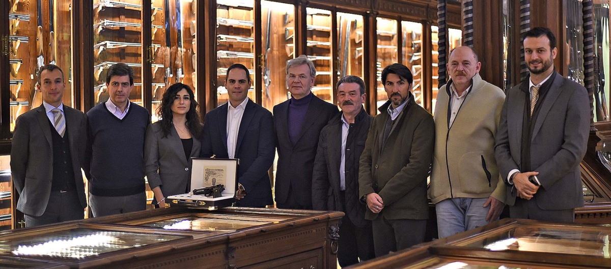 Foto di gruppo: il management Beretta insieme ai realizzatori del progetto e il suo committente, Fabiano Visinitini