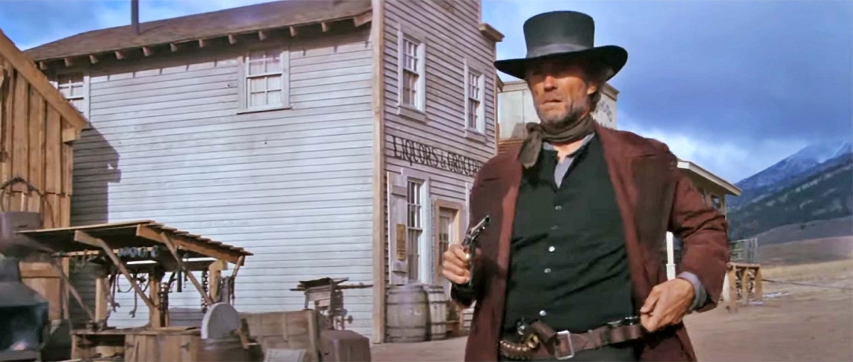 La scena ne "Il Cavaliere Pallido" (1985) in cui Clint Eastwood scambia i tamburi di una Remington 1858