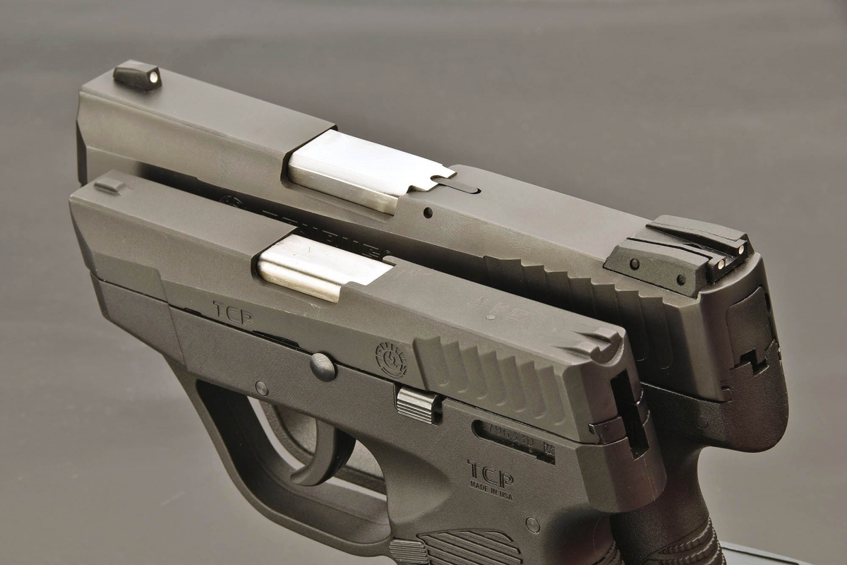 Vista superiore delle due pistole: la Taurus PT709 Slim (sopra) ha delle mire di proporzioni normali, mentre la PT738 TCP in primo piano ha delle mire molto "essenziali"