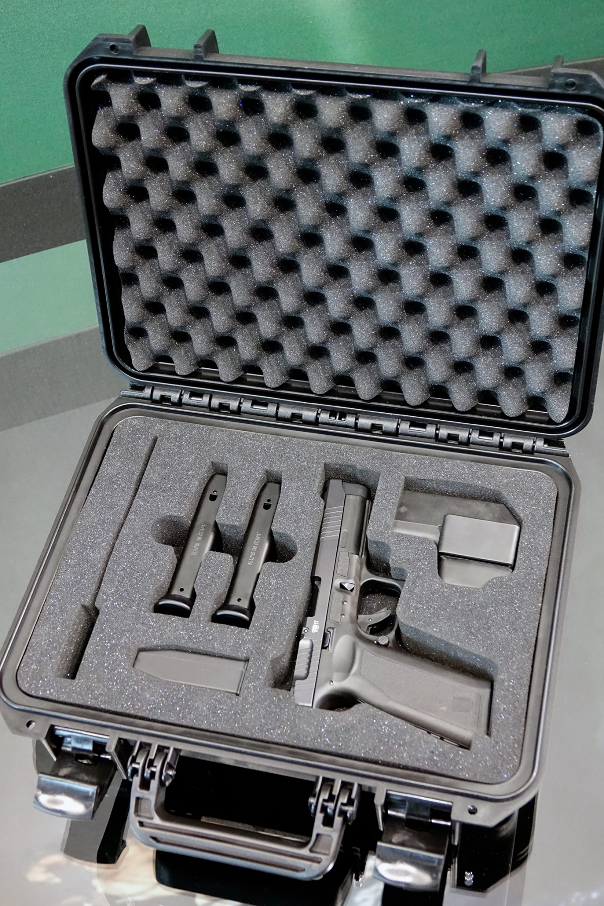 La pistola Czech Small Arms Vz.15 nella sua valigetta, con l'intera dotazione: due caricatori, carichino, kit di pulizia e fondina dedicata