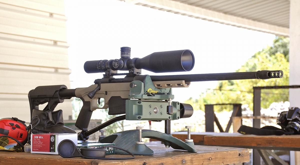 Nella foto, il fucile monta un'ottica Nightforce ATACR 5-25x56, che costa più del fucile!