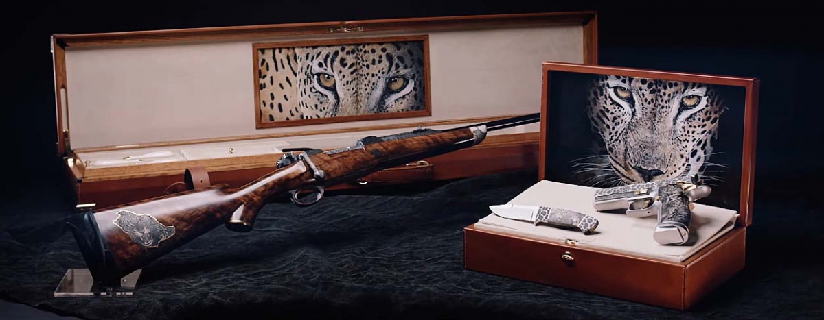 La rivista araba Durrah ha coperto recentemente il lancio del set Leopard di Johann Fanzoj: pistola, fucile e coltello con decorazioni ispirate al grande felino predatore