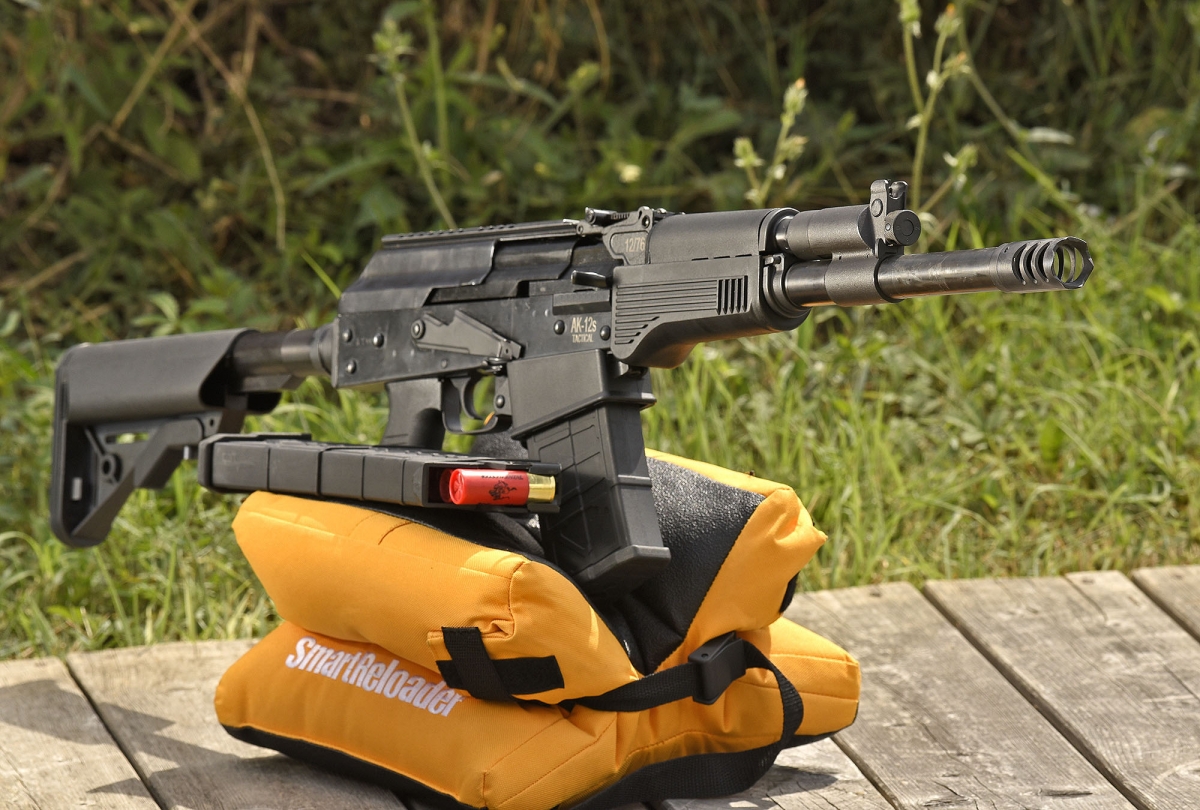 Il fucile S.D.M. AK12s Tactical è massiccio e realizzato interamente in metallo, eccezion fatta per alcune componenti non funzionali in polimero