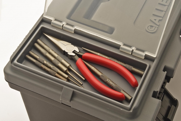 Two compartments in the box cover allow to organize useful tools and accessories