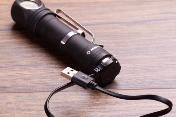 La ricarica avviene tramite il caricabatterie magnetico con connettore USB, adatto a qualsiasi alimentatore USB "fast charge" per smartphone.