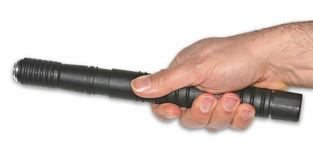 Il baton Defence System Tactic 580 anche chiuso può essere utilizzato efficacemente come un Palm stick, ovviamente conoscendo le tecniche adeguate