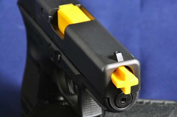 La canna di colore giallo acceso sporge dalla canna rendendo ancora più efficace il controllo dello stato dell'arma. se la fondina lo consente non accorciamola