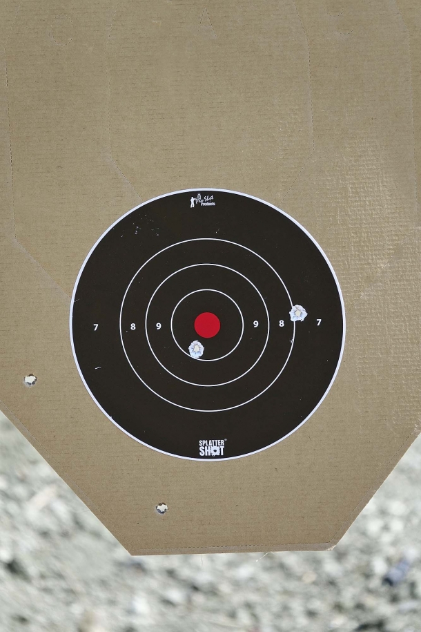 The problems come if you move far away from the target. Here a 5 shots aimed group fired at 25 meters: the black target become too small, hidden behind the front sight, while you are not able to allign nothing via the rear sight. The shooting result is quite poor.
