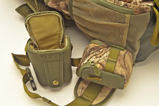The backpack is equipped with 2 external removable pouches