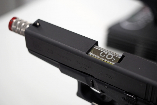 L'emettitore laser Versatile Recoil System del sistema ACP montato su una vera Glock 23