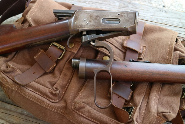 Il Winchester '94 d'epoca usato per le prove e' ancora piu' particolare in quanto si tratta di un modello takedown