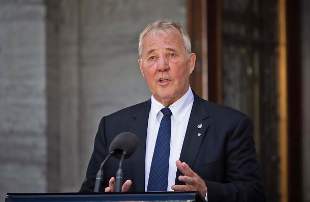 Bando radicale delle armi per il Canada? William Sterling Blair, Ministro canadese per la Sicurezza dei Confini e la Riduzione del Crimine Organizzato