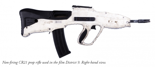 Una delle perle del libro: il fucile CR21 modificato per un noto film di fantascienza