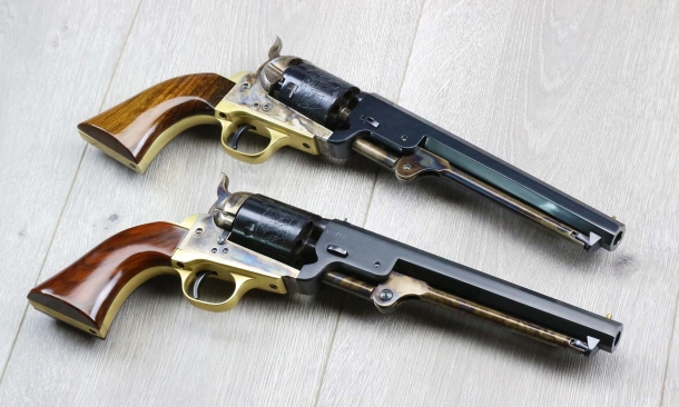 Due bellissime repliche Uberti. Dall'alto: una moderna riproduzione di un revolver ad avancarica modello Colt 1851 in calibro .36, e una sua versione convertita a retrocarica, in calibro .38 Special.