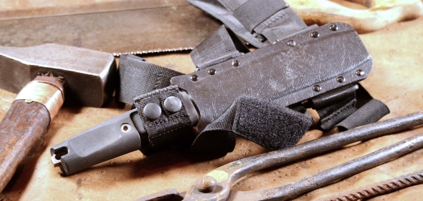 Il coltello è stato usato come utensile per lavori pesanti per più di 10 anni. Fodero e imbrago sono segnati e sporchi, ma funzionalmente perfetti.