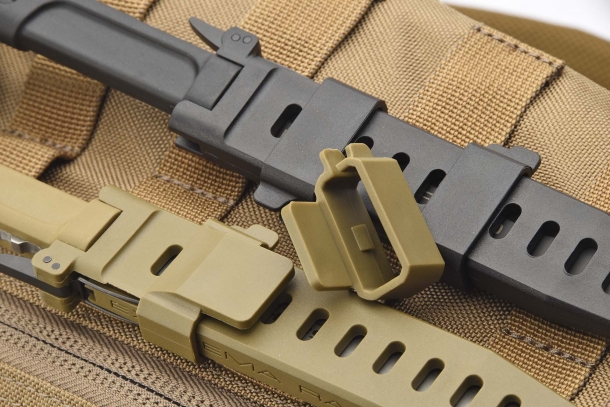 The two sliding/reversible clips fastening to M.O.L.L.E. systems