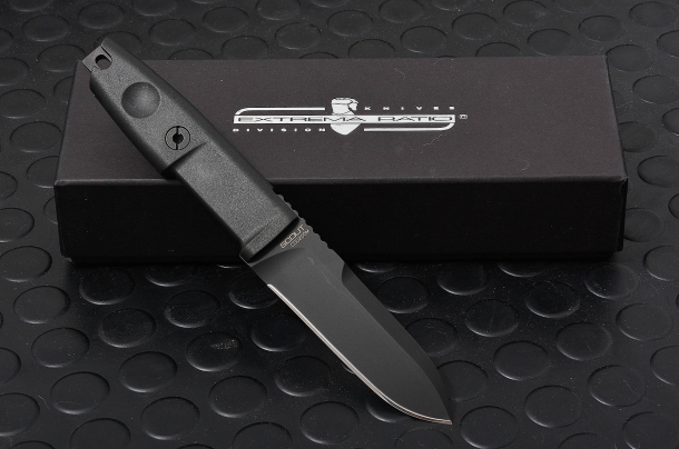 coltello a lama fissa Extrema Ratio modello Scout. la lama in acciaio N690, ha una lunghezza di 103mm e uno spessore di ben 5mm che indirizza questo coltello per impieghi gravosi
