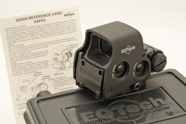 All the controls on the EOTech EXPS3 have been moved to the side