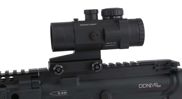 Primary Arms PAC2.5x prism sight – right side, installed on Picatinny rail