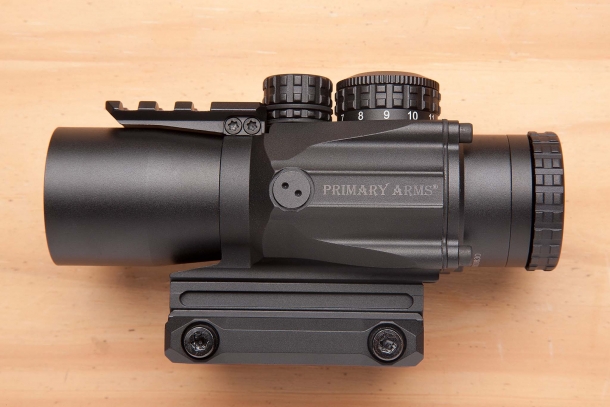 Ottica Primary Arms SLx Gen III 3x32mm prism scope, lato sinistro