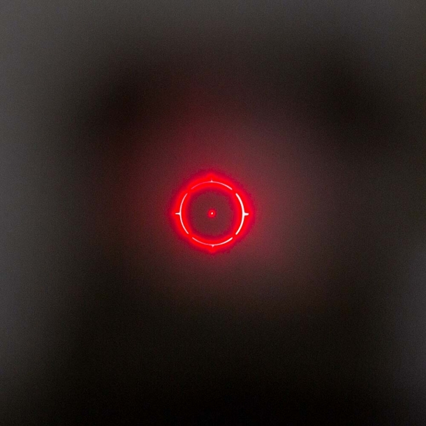 Il punto rosso dell'ottica recuperata dopo l'incendio: regolarmente funzionante, almeno per quel che concerne tutto l'apparato elettronico