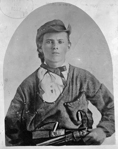 Il leggendario Jesse James, in questa foto con ben tre pistole del tipo detto all'epoca "da cintura". Poi c'erano quelle da tasca.