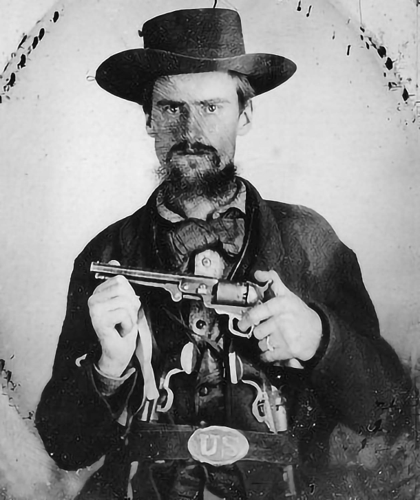John Jarrette, dei Quantrill Raiders prima, e poi della famigerata "Banda Younger", con due pistole in cintura e una in mano. Verosimilmente almeno altre due sarebbero state sulle fonde da sella del cavallo.