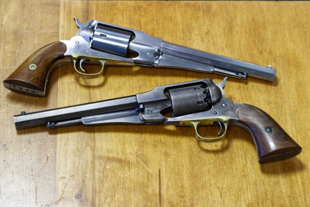 Due Remington 1858 originali d'epoca: nella conversione a retrocarica (sopra) e in quella a percussione il tamburo si estrae allo stesso modo (collezione Uberti)