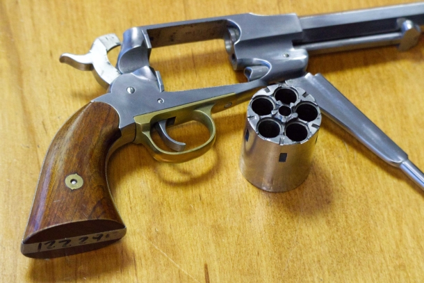 Though a cartridge conversion (like that used by Clint Eastwood in Pale Rider) we can observe the way the cylinder can be removed with relative ease from the revolver. (Original from Uberti’s collection)
