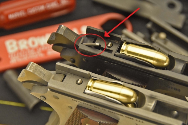 In alto: sul fusto della Colt 1911 Serie 80 è visibile la leva che disconnette la sicura automatica al percussore al momento dello sparo