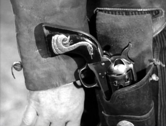 Scena dall'episodio "Incidente ad Alabaster Plain" della serie Rawhide, in cui si vede bene la Colt col serpente a sonagli portata dal pistolero Ward Mastic. 