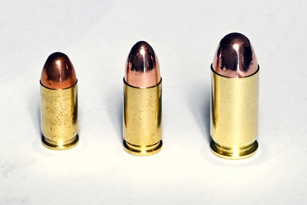 da sinistra: la .380 ACP (9 corto) il 9mm x 19 (9Luger) e la .45 ACP. Queste tre cartucce, demonizzate in passato senza motivo, sono oggi tutte disponibili per il popolo dei tiratori nostrani 