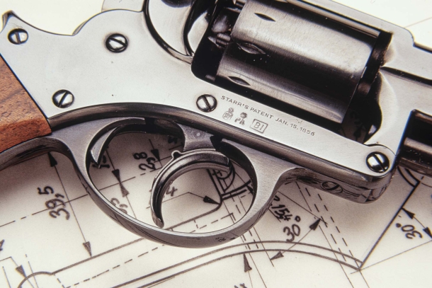 Detail of the trigger, with the (rear) sliding plate allowing to fire the revolver in single or double action mode