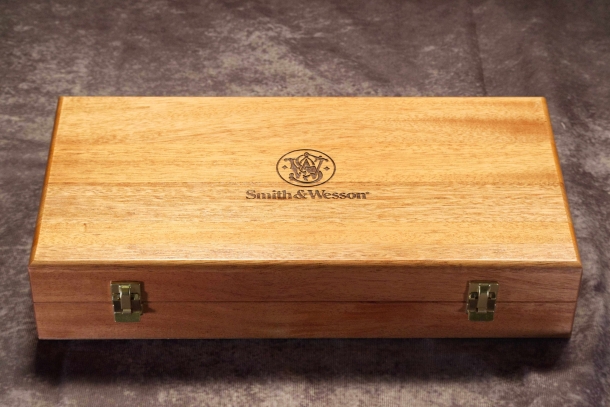 La cassetta di legno in cui e' consegnata la Smith & Wesson Modello 29.