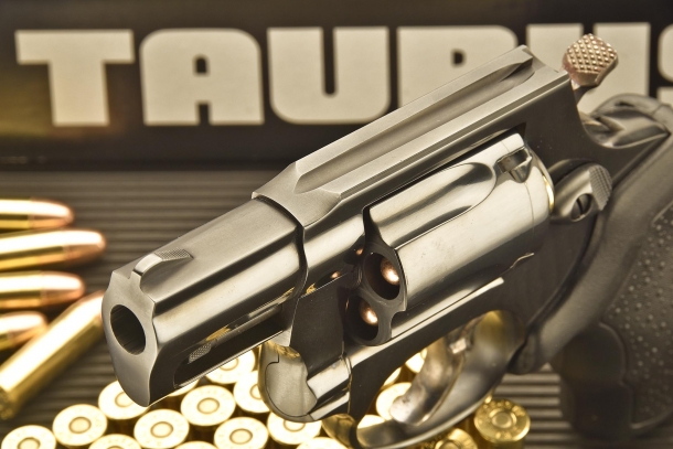Il classico revolver Taurus 85 Defender in calibro .38 Special