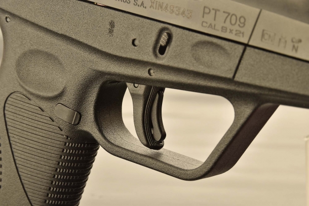 Il grilletto della Taurus PT709 Ultra Slim, dotato di sicura