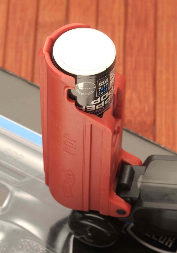 Walther PDP: la pistola al peperoncino di Umarex Due piccoli slot sui lati consentono di controllare quale bomboletta è inserita in base al colore dell'etichetta: nero per lo spray al pepe, bianco per la bomboletta da addestramento