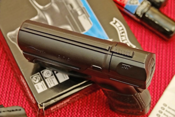 A sliding lever on top of the Walther PDP allows to break it open