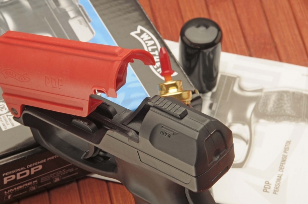 Walther PDP: la pistola al peperoncino di Umarex Una volta tirata indietro la levetta e fatta basculare la canna...