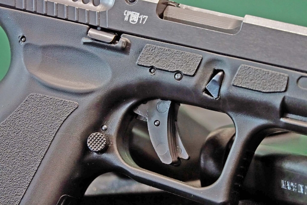 La pistola Vz.15 presenta una sicura al grilletto e una sicura automatica contro lo sgancio accidentale del percussore