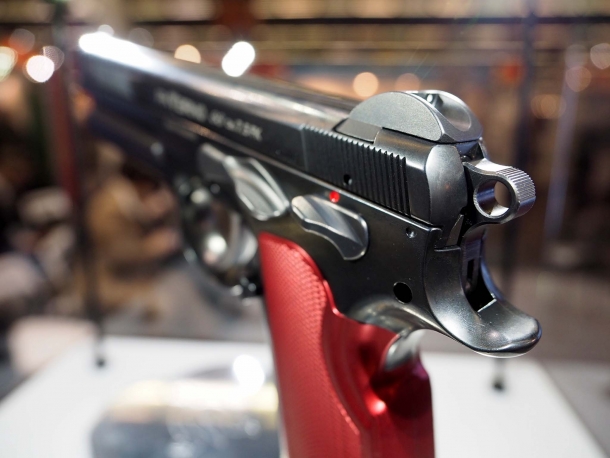 Sotto tutti gli altri punti di vista, pistola "Short Slide" riprende tutte le caratteristiche dei modelli precedenti